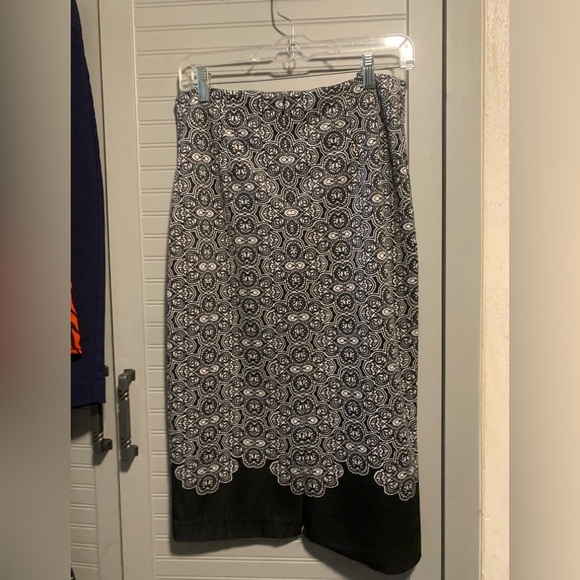 New York & Co Floral Print Pencil Stretch Skirt Size 4 Black & White EUC - Picture 4 of 7